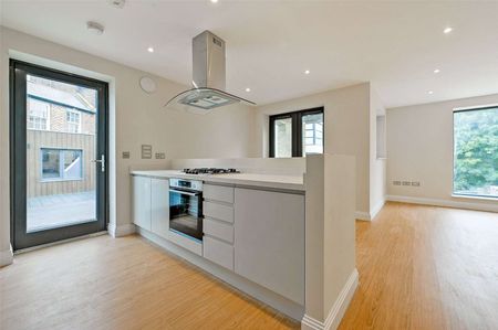 A brand new apartment with wonderful private terrace and balcony in the heart of Windsor Town. - Photo 2