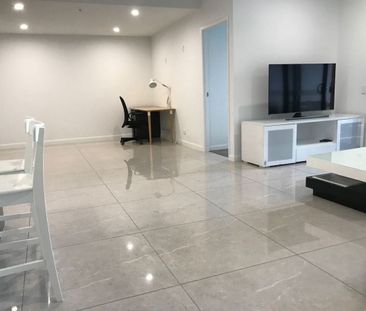 A big stunning 1 bedroom unit with luxury furniture. - Photo 5