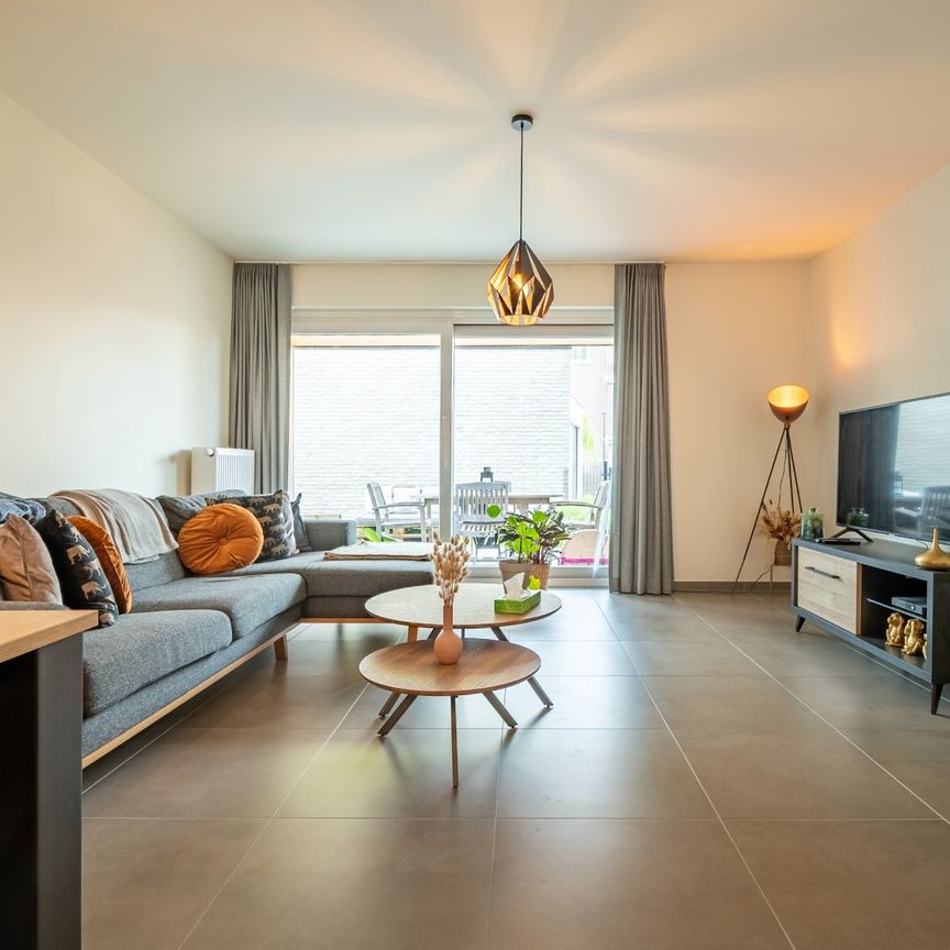 KRUISHOUTEM – Energiezuinig gelijkvloers appartement met 2 SLPK én garage - Foto 1