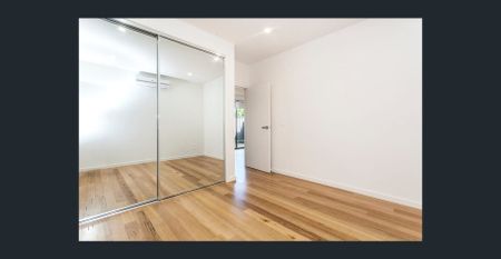 Contemporary Townhouse in Prime Location - Photo 2