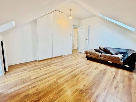 3 bedroom flat to rent - Photo 4