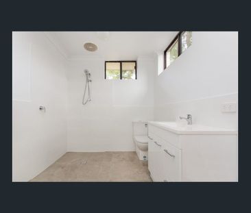 Spacious family home with large backyard - Photo 5