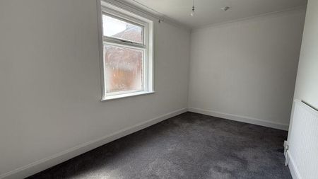 3 bedroom flat to rent - Photo 4