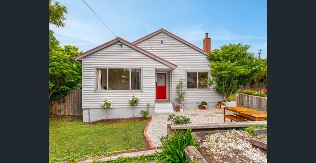 Updated, weatherboard cottage - Photo 1