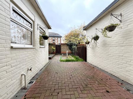 2 Bedroom Maisonette - Garden To Let - Photo 3