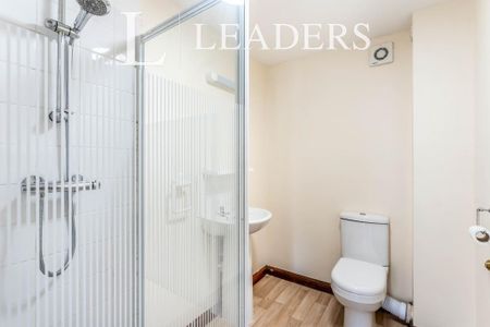 3 bedroom flat to rent - Photo 5