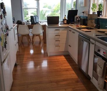 Magical Melton - big bathroom & massive yard - Photo 2