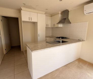 Spacious Family Townhouse - Photo 6