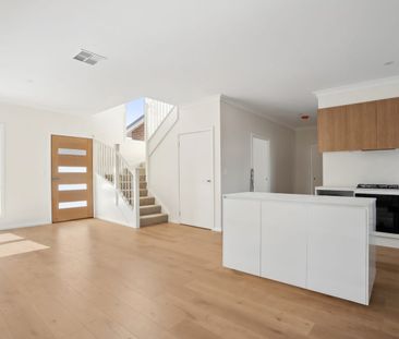 Near new townhouse in a premium location - Photo 1