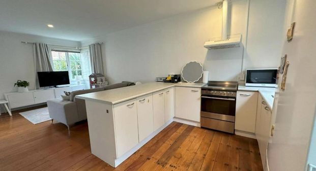 Charming 2 bed unit - Photo 1