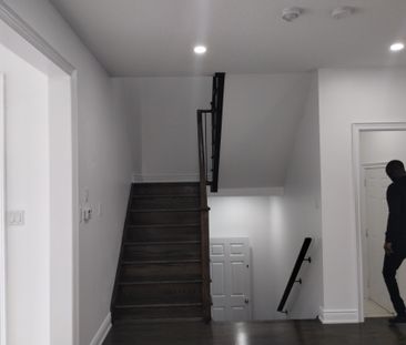 For Lease - 1461 Lormel Gate Avenue Unit# Upper, Innisfil, Ontario - Photo 3