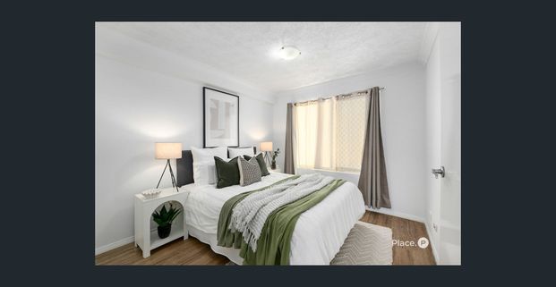 Spacious 2 Bedroom Apartment with Courtyard Moments from Indooroopilly Shopping Centre - Photo 1