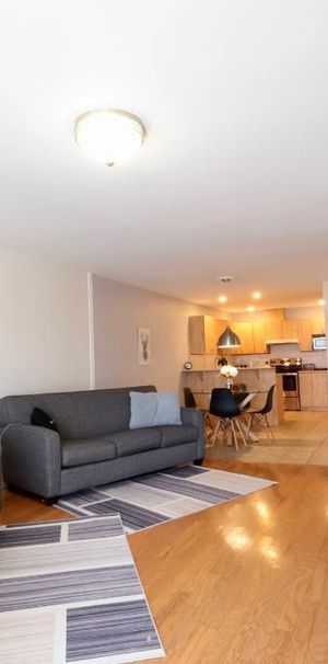 CONDO ENTIÈREMENT MEUBLÉ TOUT INCLUS SECTEUR TRANQUILLE BIEN SITUÉ - Photo 1
