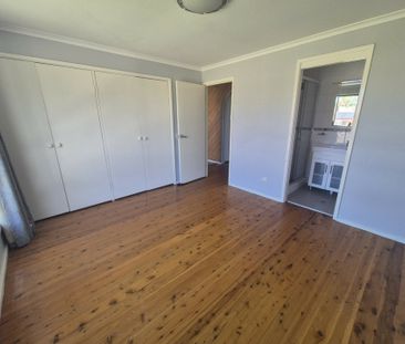 Three bedroom Family Home Plus Home Office And Large Entertaining A... - Photo 4