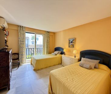 House – Semi-Detached House in The Golden Mile - Photo 5