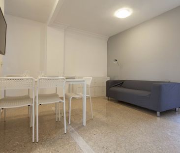 Bright room in Avenida de la Constitución - Photo 2