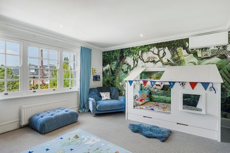 Expansive Seven-Bedroom Family House with Pool - Photo 3