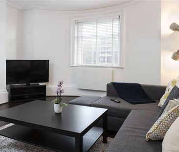 Stunning two bedroom apartment to rent, set within a beautifully co... - Photo 1