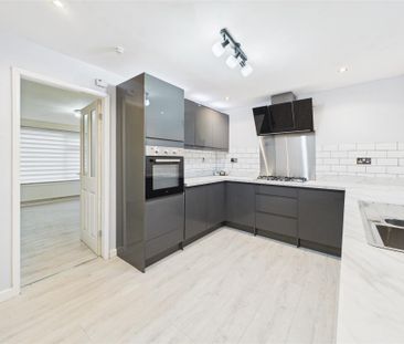 3 bedroom Semi-detached house to rent - Photo 1
