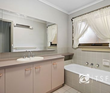 Spacious 3-Bedroom Home in Strathdale - Photo 4