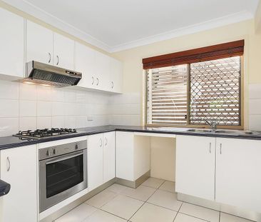 Perfectly located, peaceful townhouse - Photo 4