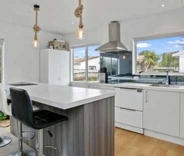 Leamington - 3 Bedrooms - Photo 5