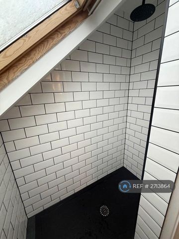 1 bedroom in a flat share to rent - Photo 4