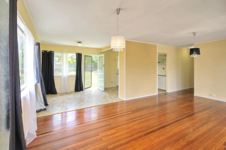 Cozy 3-Bedroom Home for Rent - Aged Charm Awaits! - Photo 3