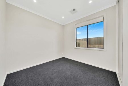 Modern, Spacious Three Bedroom Home! - Photo 5