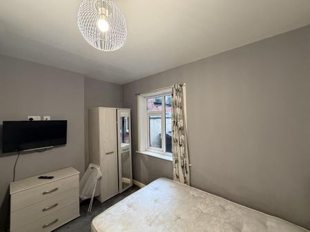 1 bedroom in a house share to rent - Photo 4