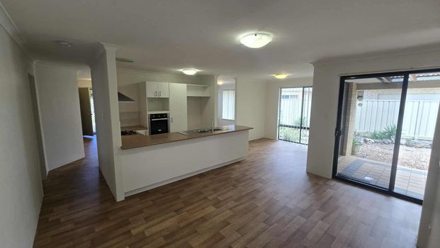 Less Than 500m to Warnbro Beach! - Photo 1