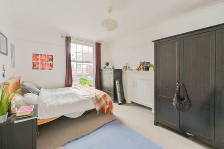 4 bedroom flat to rent - Photo 3