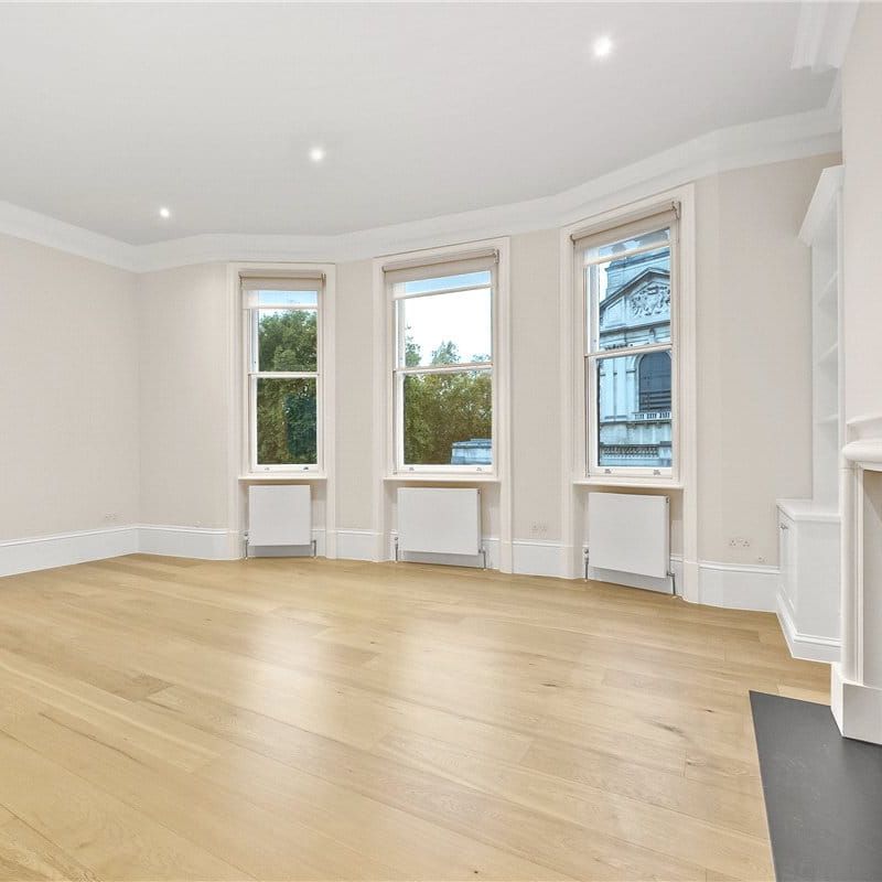 Rarely on the market, this spacious unfurnished four bedroom, 3 bathroom duplex is situated on the 3rd and 4th floors of this period redbrick building in a pretty street on the Knightsbridge/South Kensington borders. EPC Rating C | Council Tax Band G - Photo 1