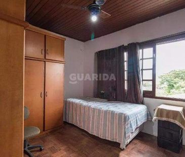 Casa residencial com 4 dormitórios, sendo 1 suíte, e 3 vagas de gar... - Foto 5