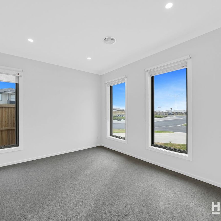 Modern Living at Mambourin! - Photo 1