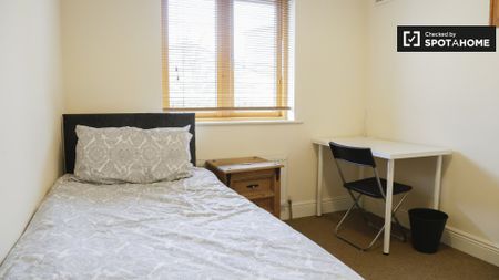 Bed for rent in 5-bedroom apartment in Ballymun, Dublin - Photo 4