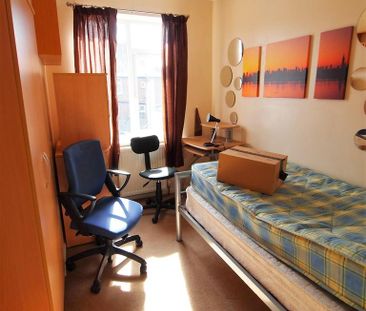 4 bedroom end of terrace house to rent - Photo 2