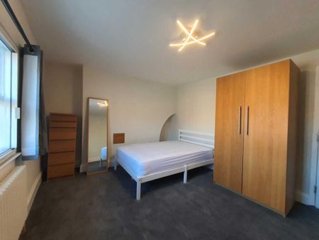 1 bedroom in a house share to rent - Photo 2