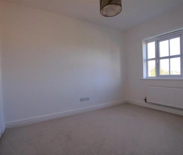 3 bedroom end of terrace house to rent - Photo 4