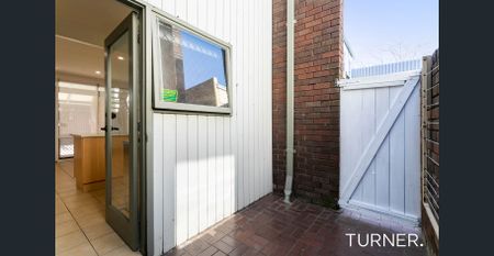 Three bedroom townhouse in superb location! - Photo 5