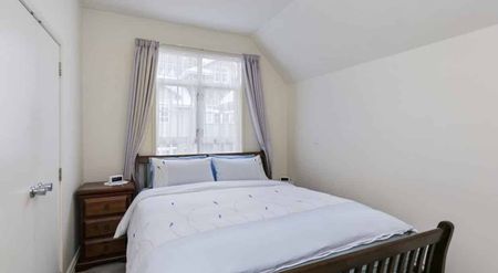 Modern City Townhouse + Garage – Close to Parliament & CBD - Photo 4