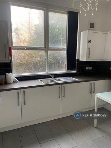 1 bedroom in a house share to rent - Photo 4
