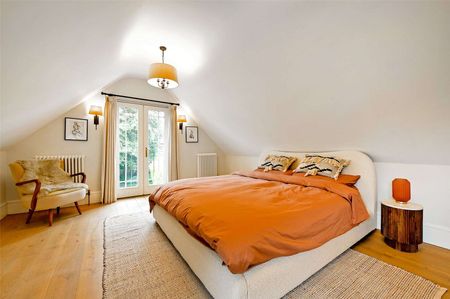 A beautifully presented and detached home in a private gated setting with tranquil gardens, home gym and separate one bedroom annex. - Photo 4