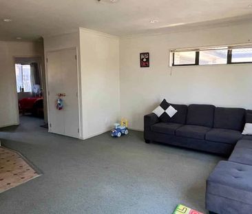 2 bedroom property with garage - Photo 2
