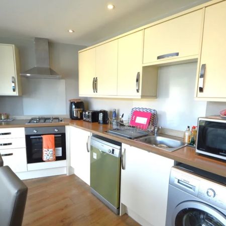 Lovely 2 bedroom flat share located on Blackheath, London, SE3 - Photo 3