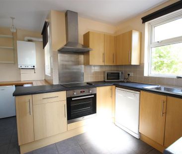 1 bedroom in a house share to rent - Photo 2