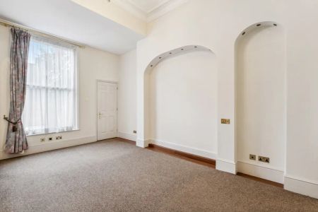 3 bedroom flat in London - Photo 3