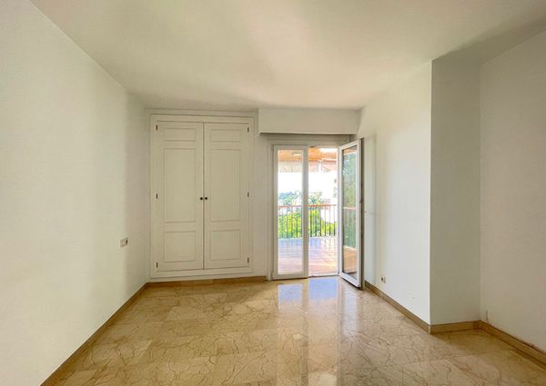 Elegante apartamento con terraza, piscina, vistas al mar, parking, 3 dormitorios. San Agustin, Palma.