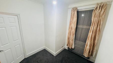 3 bedroom flat to rent - Photo 3