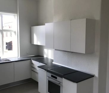 Lækker lejlighed med stuklofter og nyt køkken - Foto 4